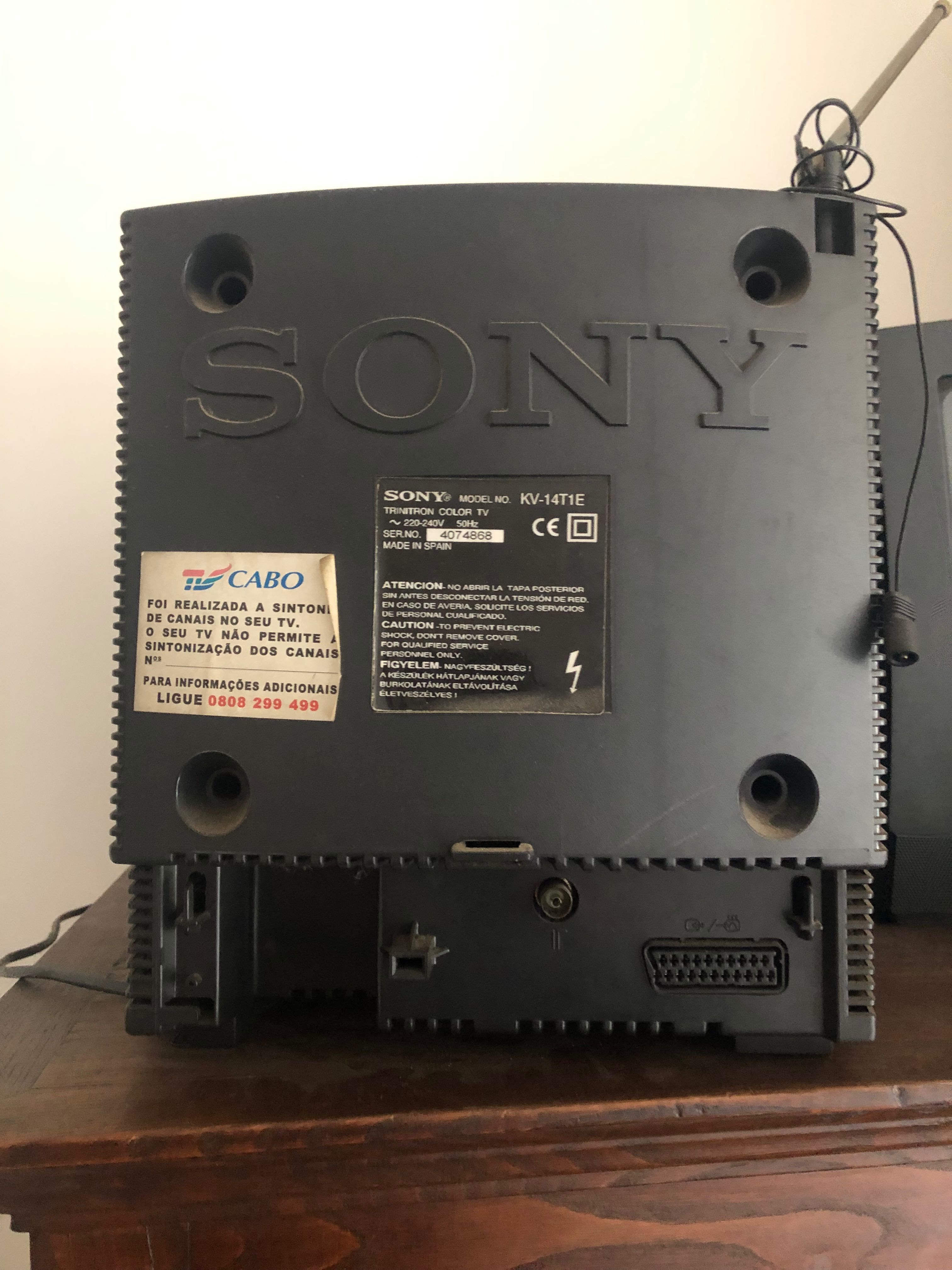 2 televisões pequenas (14 polegadas) Sony e Philips