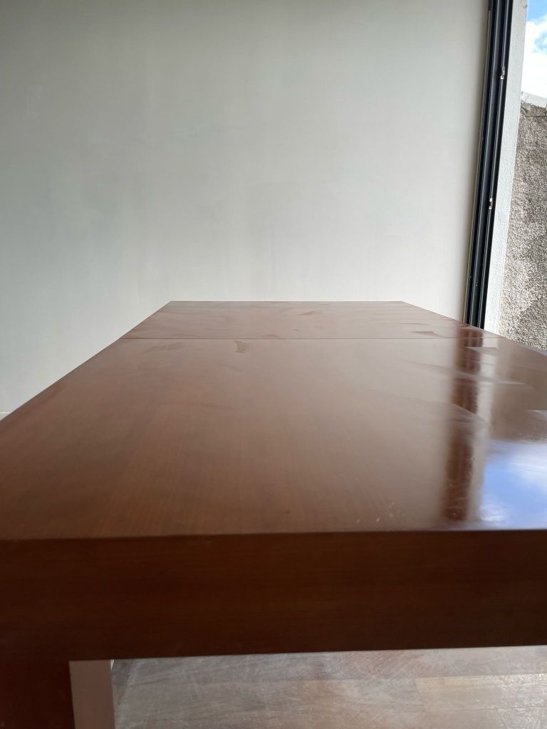 Mesa de jantar em madeira