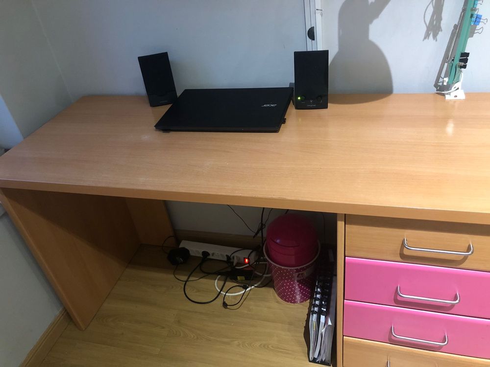 Cama de solteiro em bom estado e secretaria