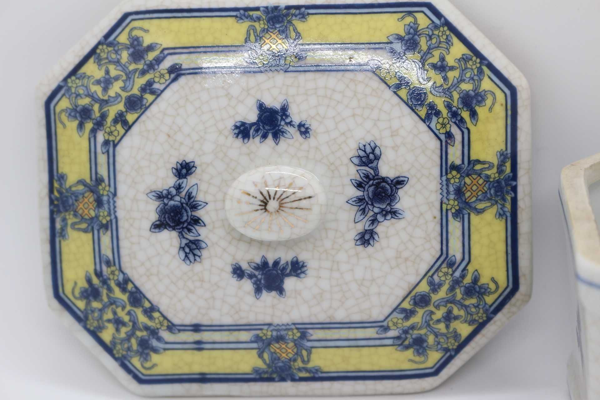 Caixa com tampa Porcelana Chinesa XX vidrada a azul amarelo e ouro