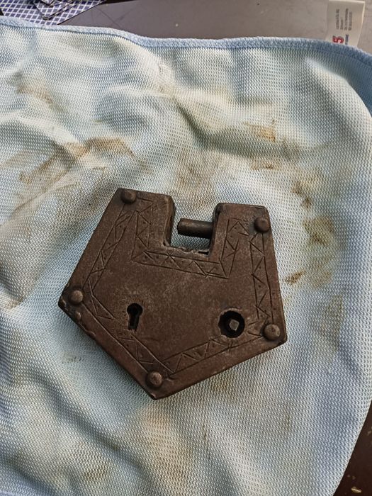 Cadeado do Século XVIII, completo.