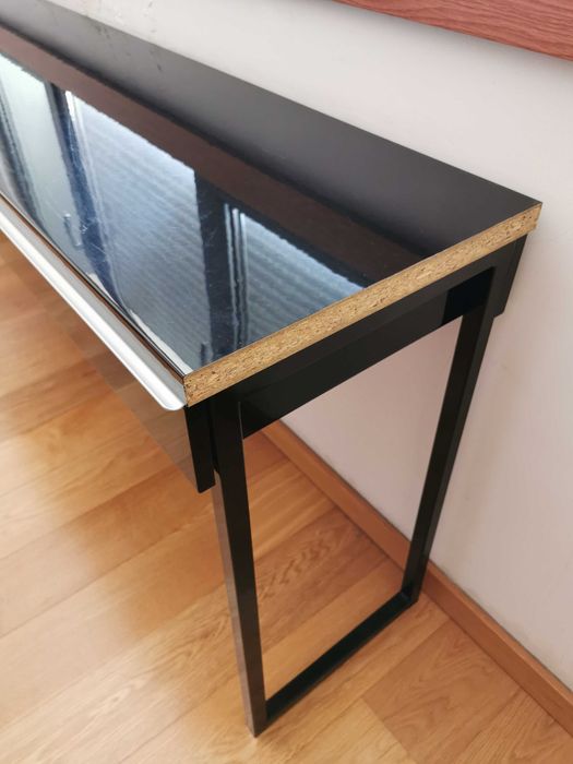 Mesa / Consola IKEA, de cor preta, com 2 gavetas