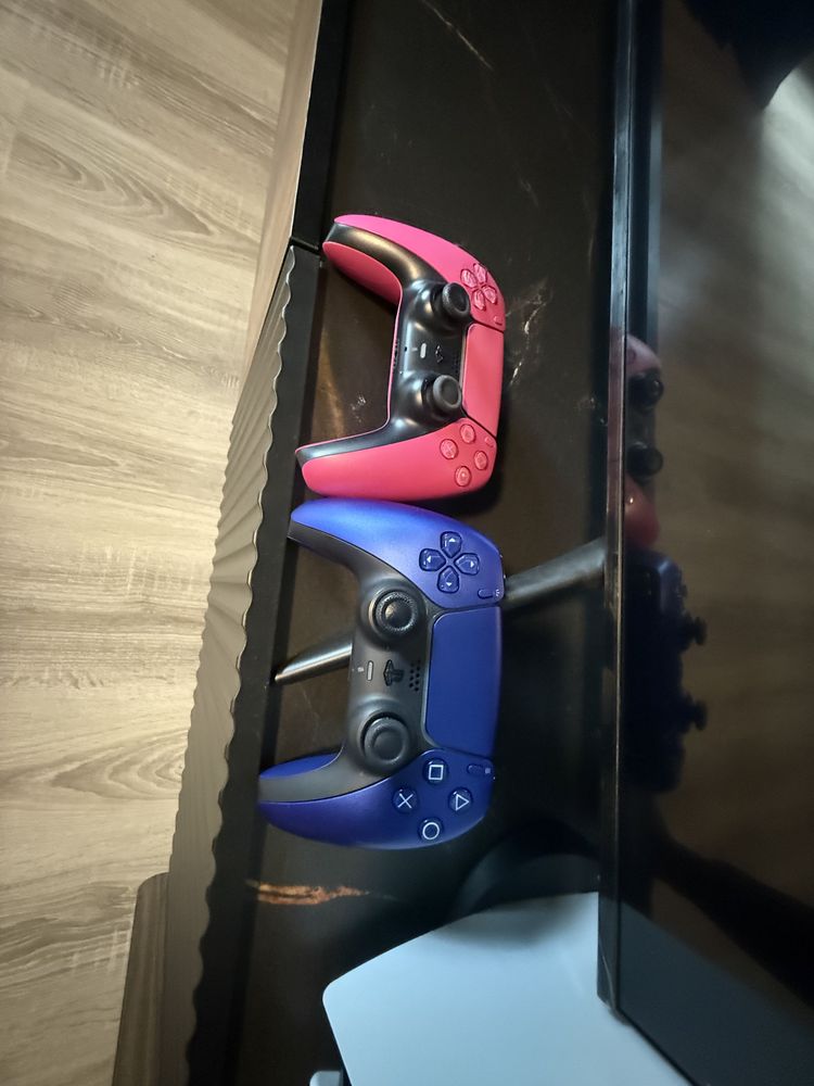 Ps5 Cfi-1216a 825gb z napedem + dwa pady