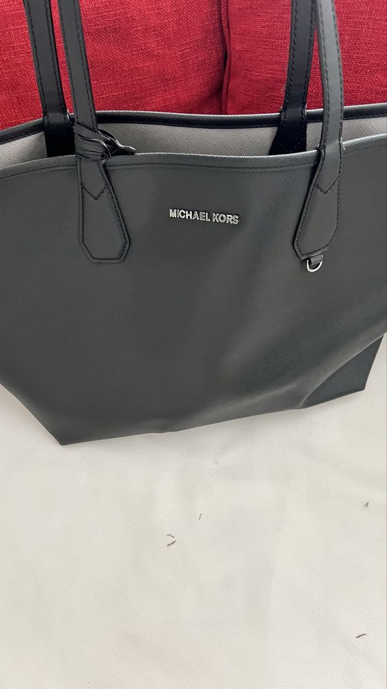 Carteira michael kors dupla face preta e cinza.