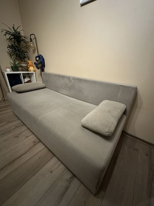 Sofa w kolorze szaro beżowym