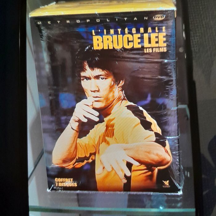 Vendo box com 7 DVDs do Bruce Lee, em perfeito estado,  sem  arranhões