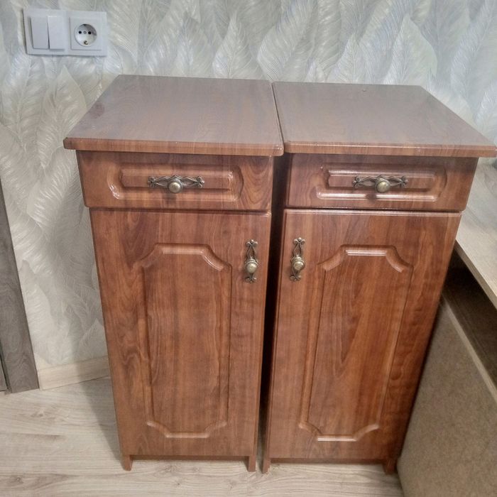 Продам тумбочки лакові