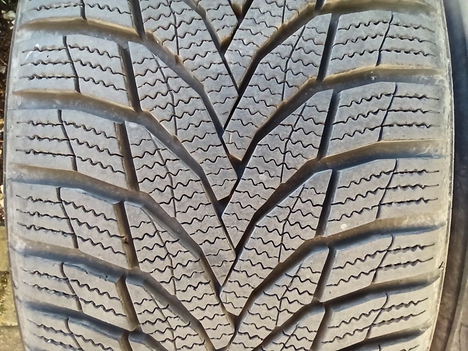 Opony zimowe Nexen 215x55 R 16