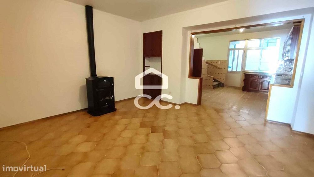 Excelente Moradia rés do chão e primeiro andar na simpática vila de Be