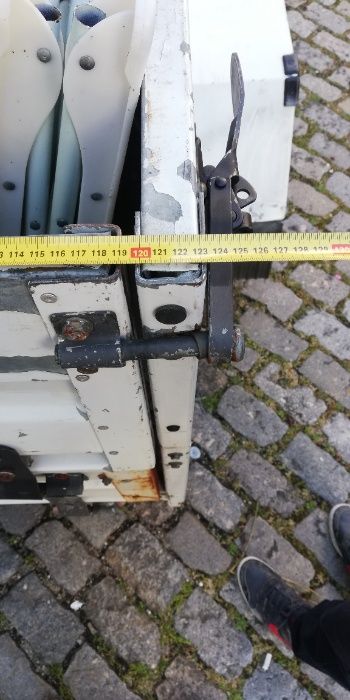 Atrelado com caixa basculante