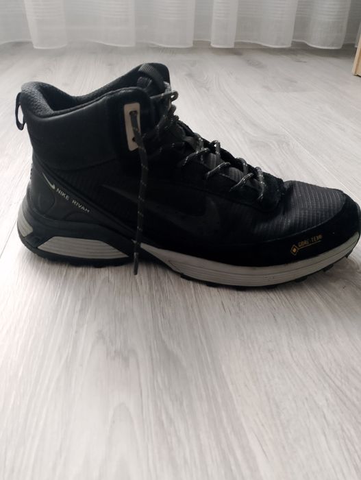 Чоловічі зимові кросівки

Nike Rivah Fur Gore-Tex Black Grey

Nike Riv