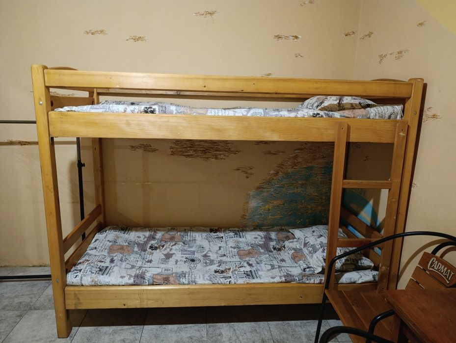 Ліжко дерев'яне двоярусне