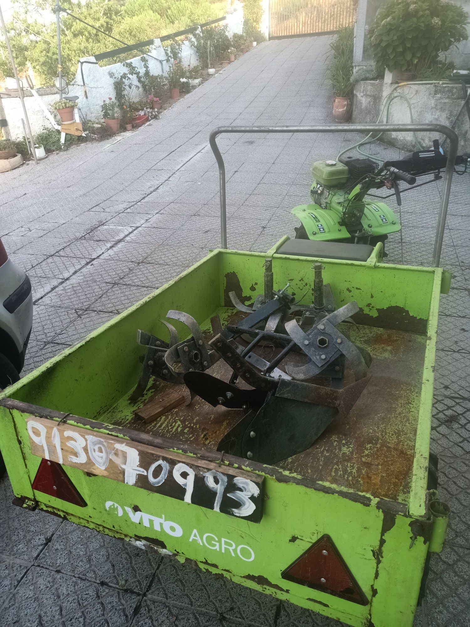 Motocultivador completo com atrelado frezes e arado