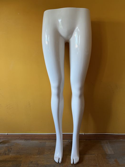 Manekin damski biały nogi