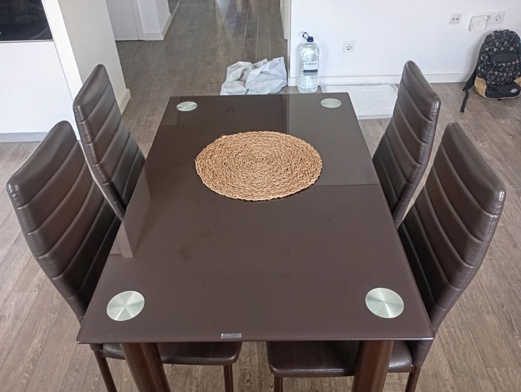 Mesa de Jantar com 4 Cadeiras – Moderna e Compacta