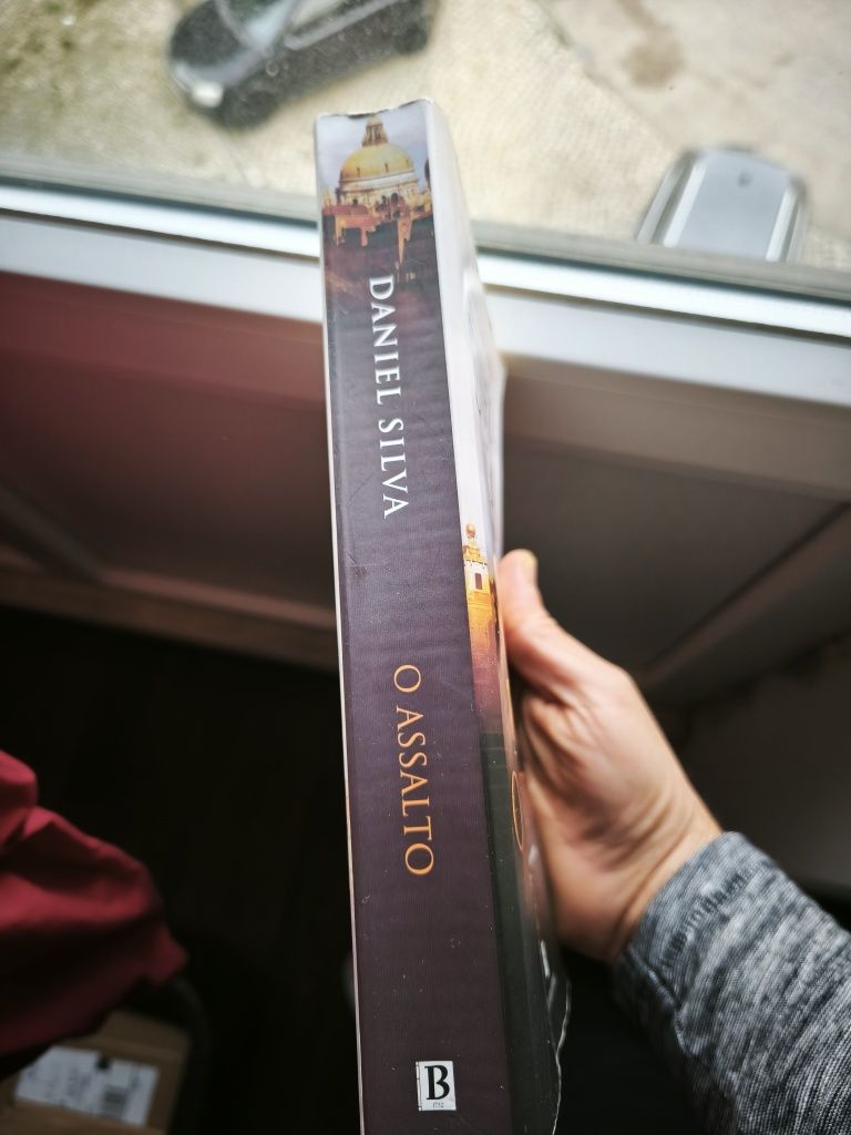 Livro de Daniel Silva "O assalto"