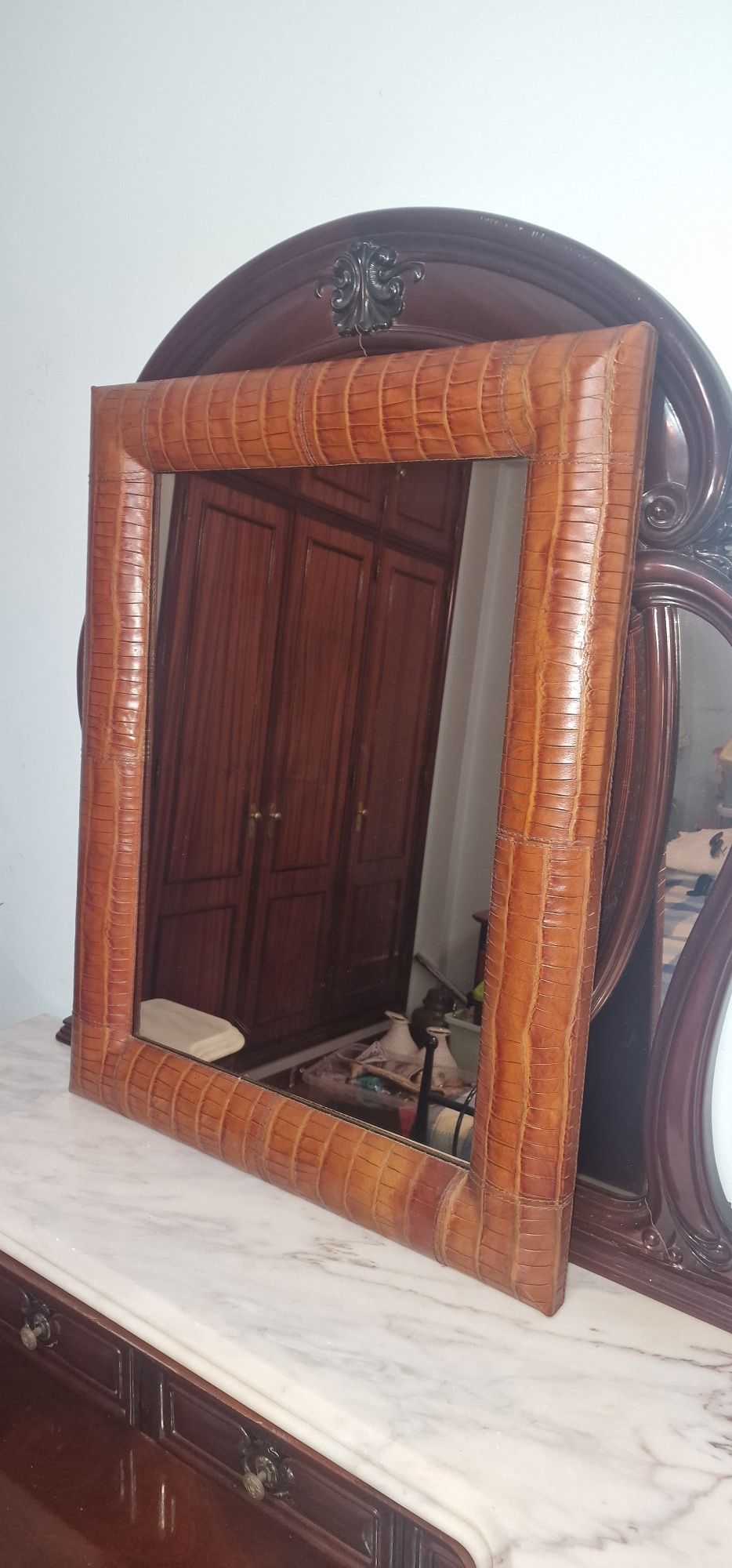 Espelho com moldura em couro