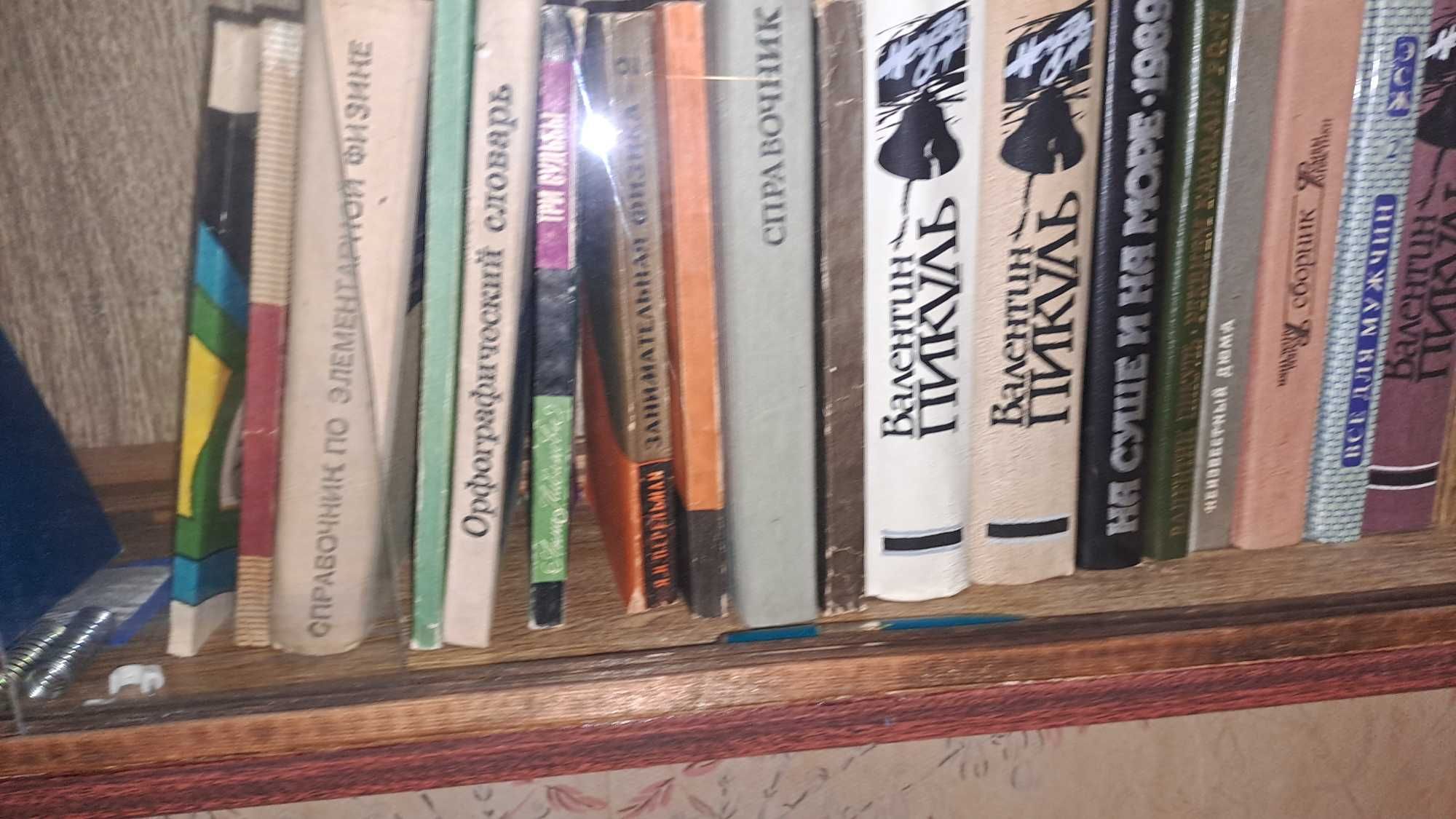 книги на різну тематику - детектив, фантастика, вірші, казки та інше