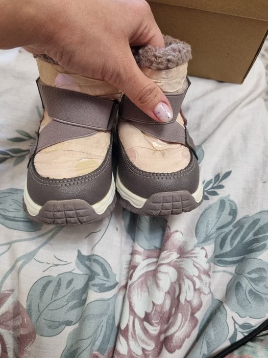 Продам сапожки зимние на девочку  фирма BI&KI