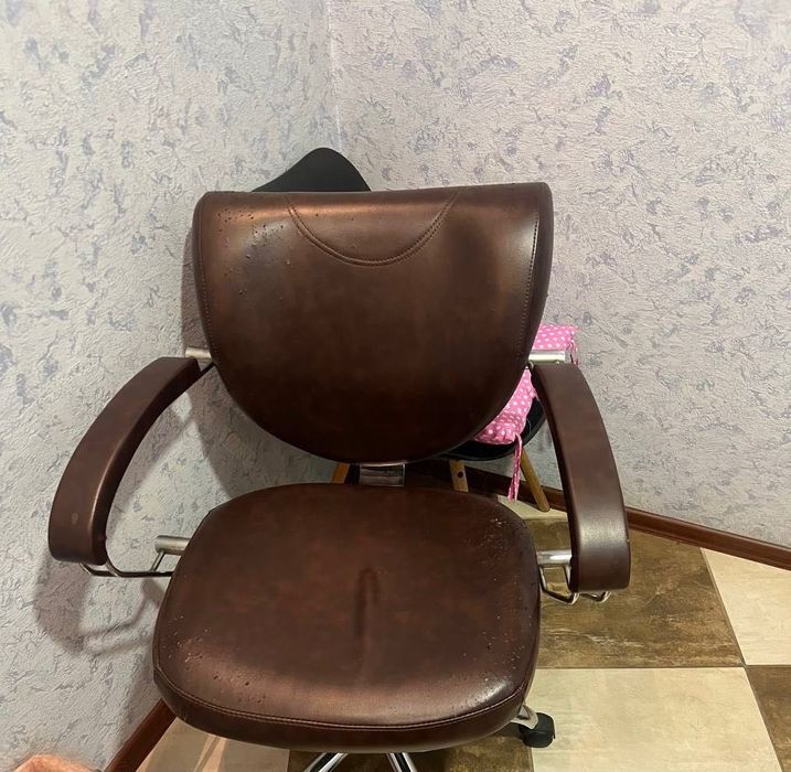 Перукарське крісло 3000 грн