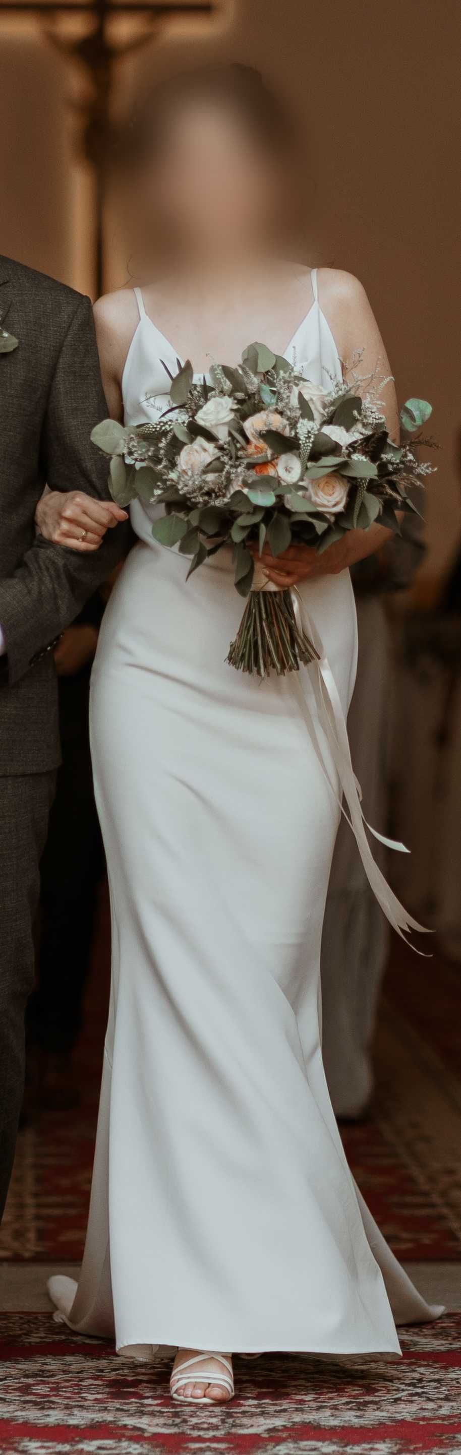 suknia ślubna minimialistyczna z trenem