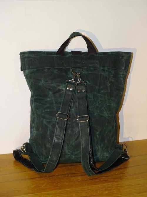 Plecak z płótna woskowanego (bagpack made of waxed material)
