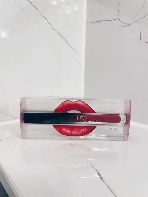 Matowa szminka Huda Beauty Demi Matte Boy Collector czerwona szminka