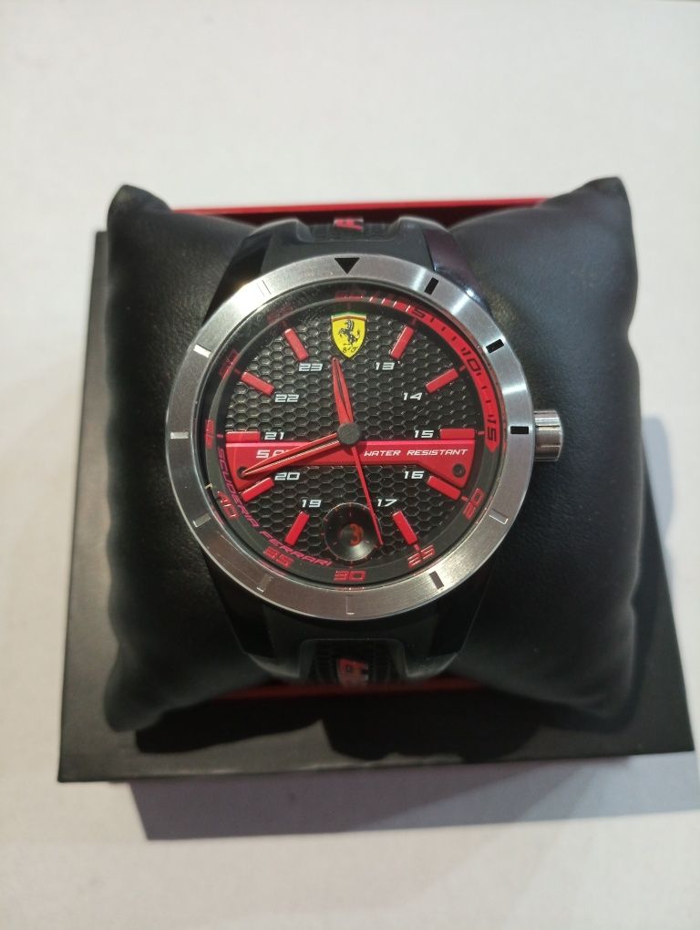 Чоловічі годинники Scuderia Ferrari з червоним циферблатом
