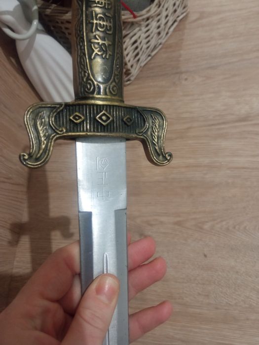 Sztylet złota rękojeść