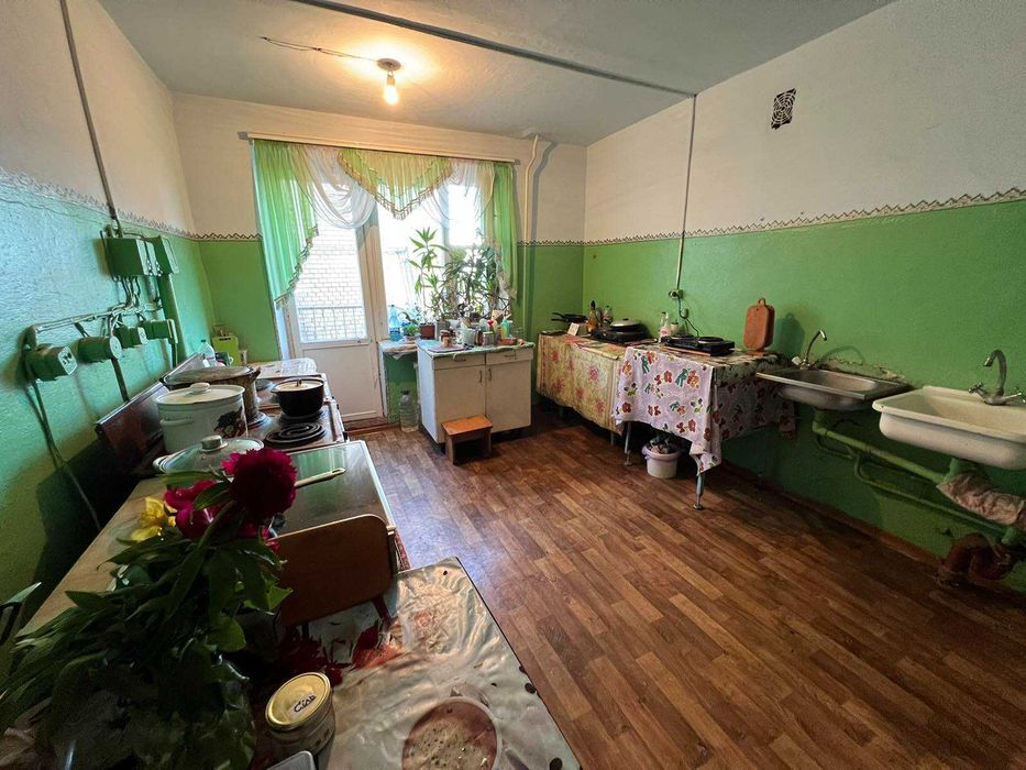 Продається кімната в гуртожитку в районі Виставки.