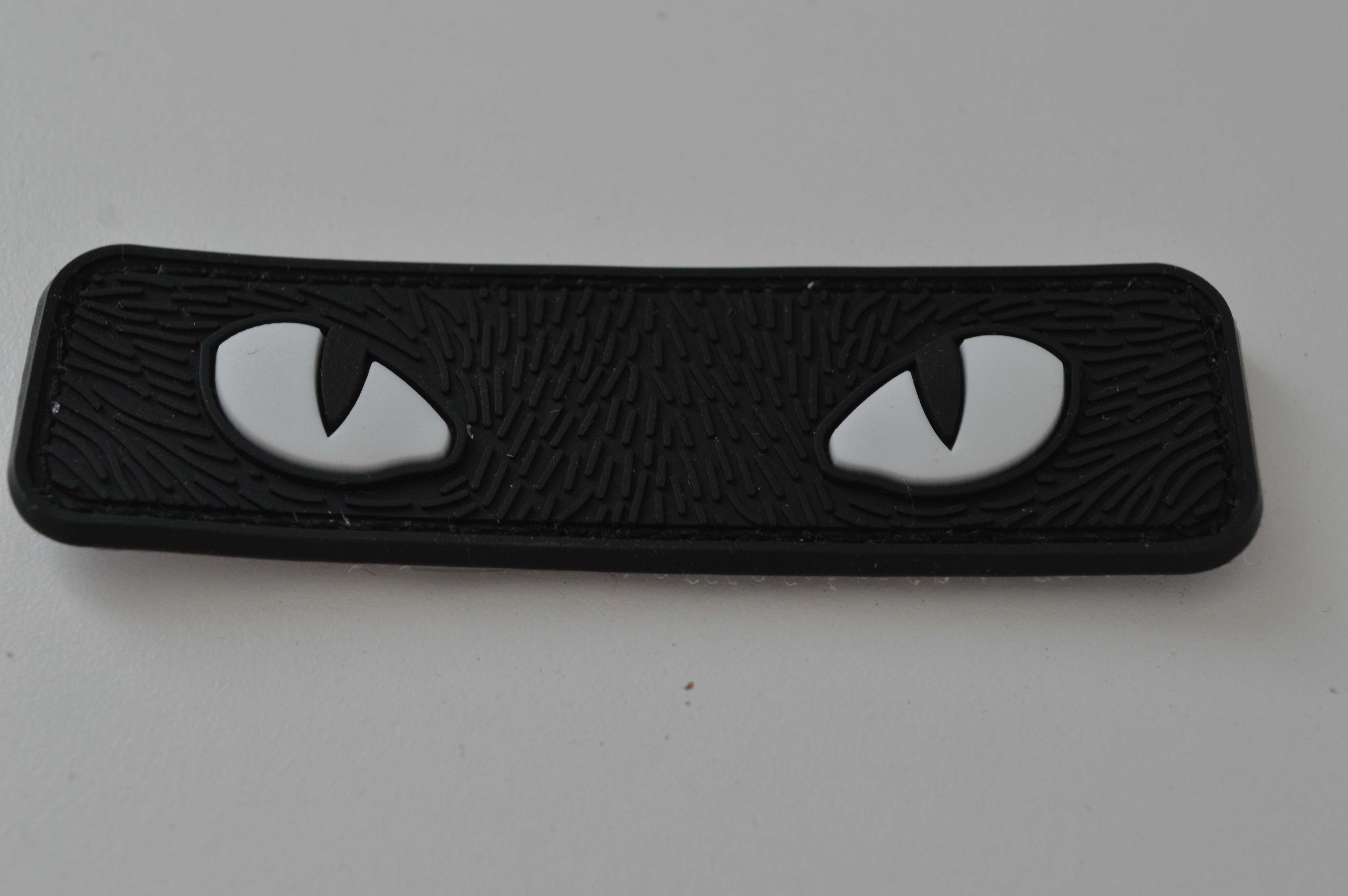 Нашивка CAT EYES 3D ПВХ black 2,5х9 см. Новый