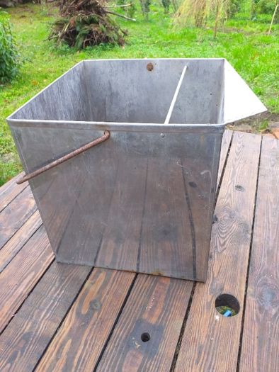 Stary metalowy pojemnik z rączką