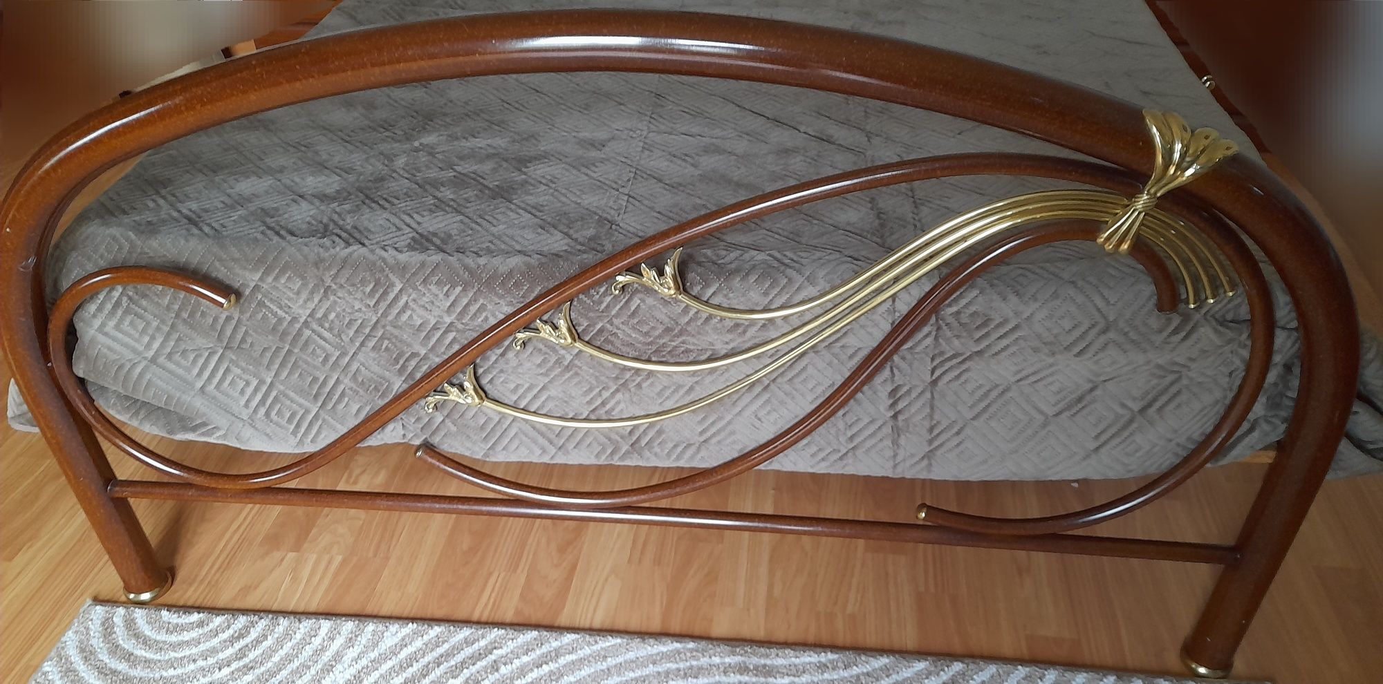 Cama de casal completa (inclui estrado, colchão e colcha a estrear)
