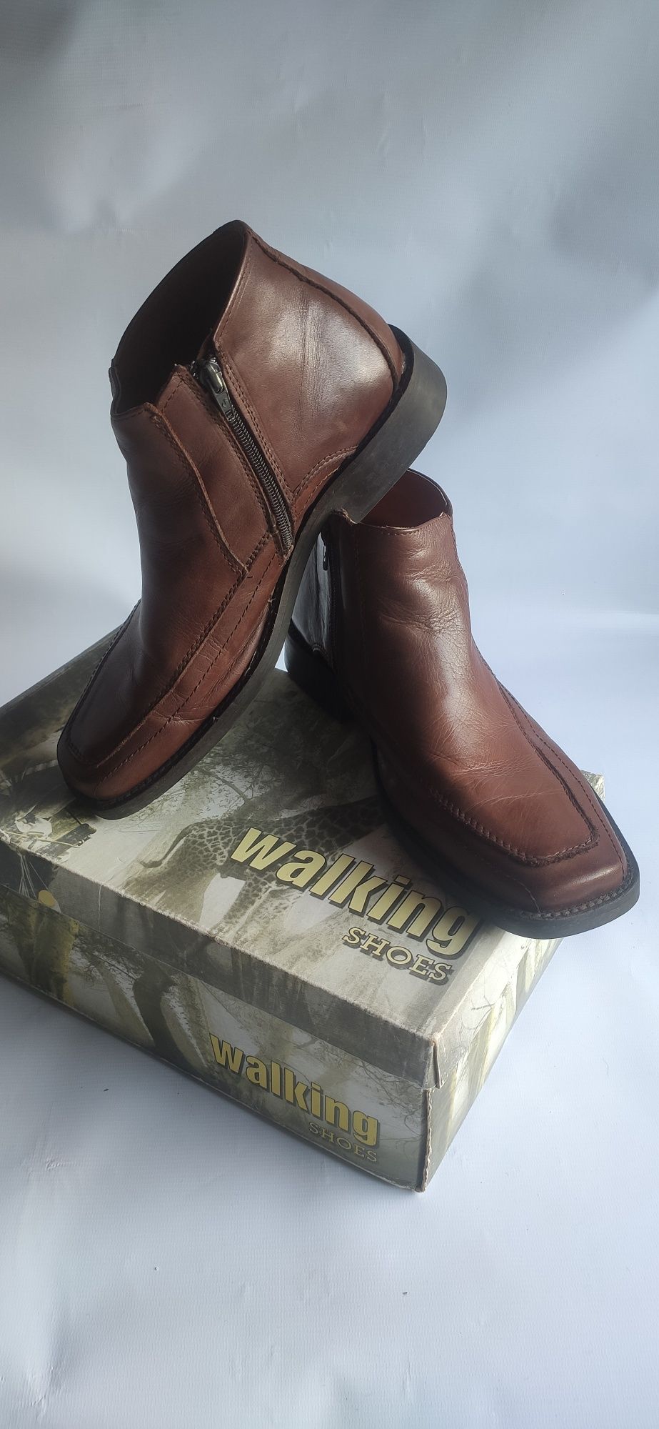 Botas em pele cor castanho tamanho 43