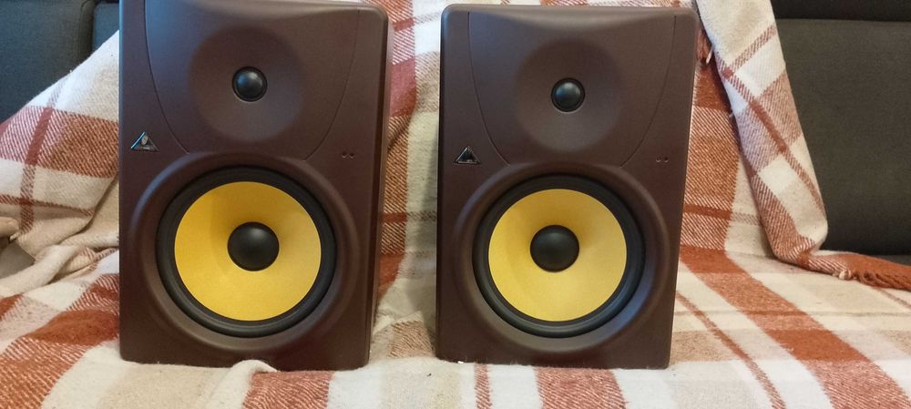 Behringer Truth B1031A