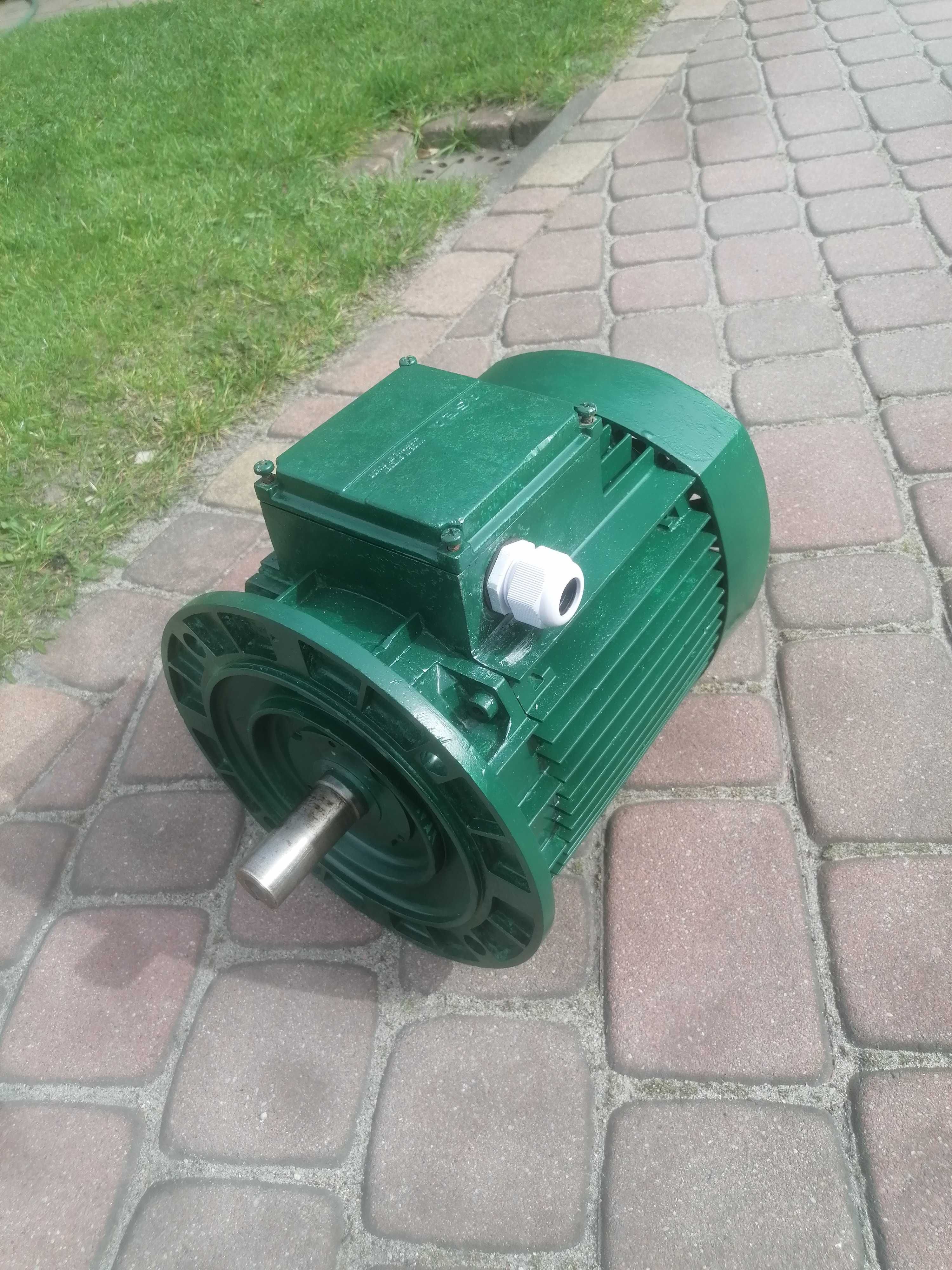 Silnik  kołnierzowy 2.2Kv 930 obrotów stan bardzo dobry mało używany