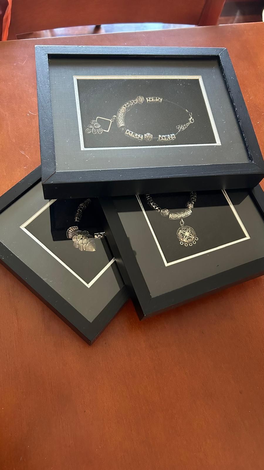 3 molduras com pulseiras prateadas