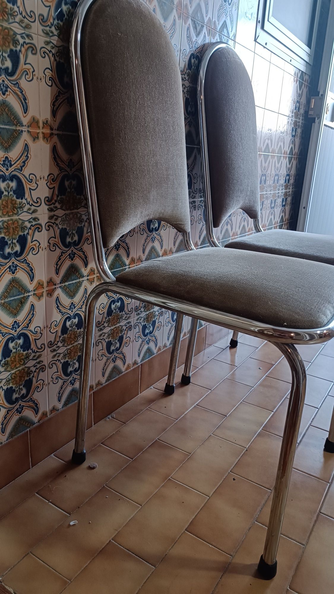 Mesa de vidro redonda estrutura em aço cromado e 5 cadeiras