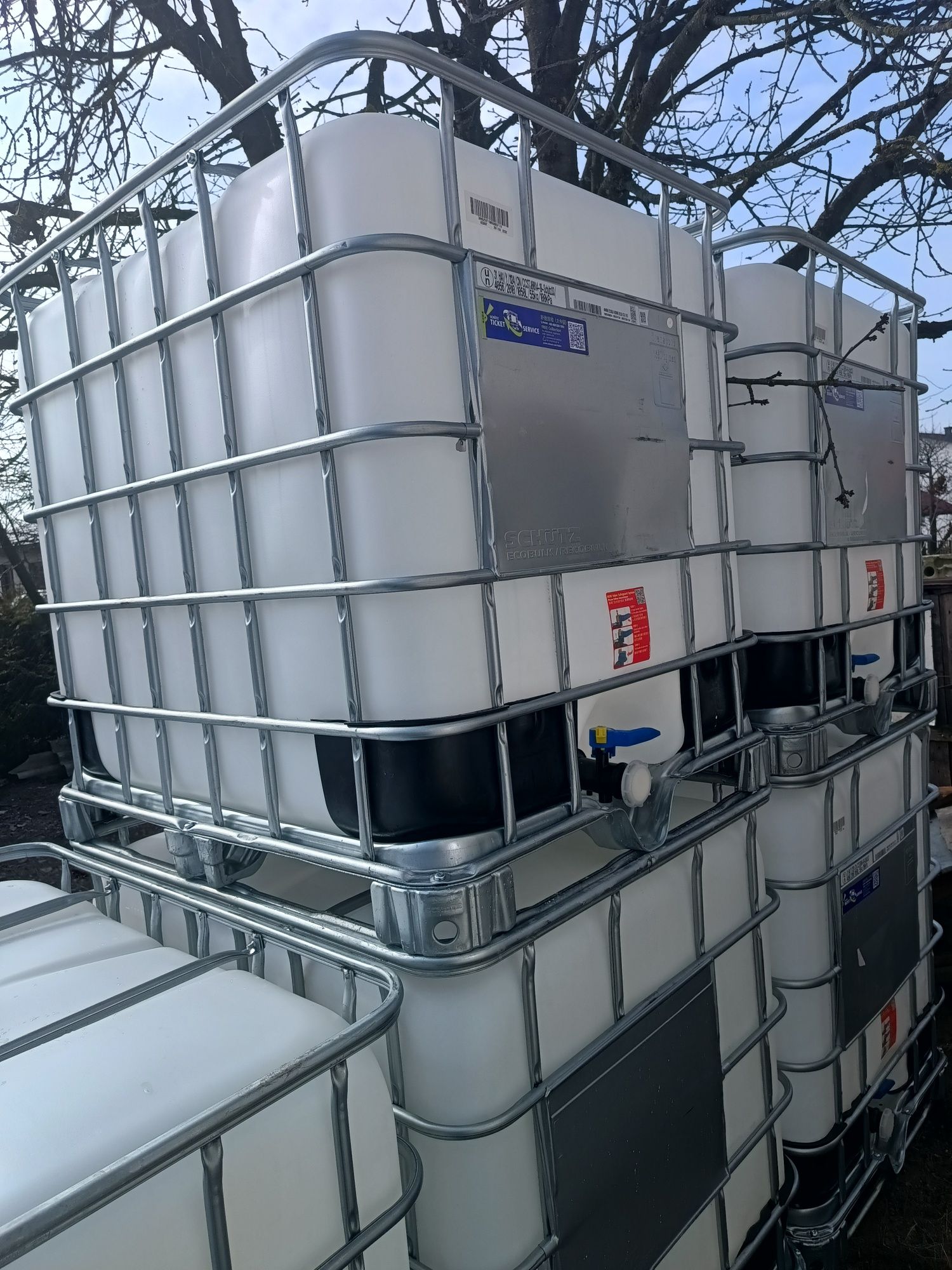 Mauzer 1000l na metalowej palecie
