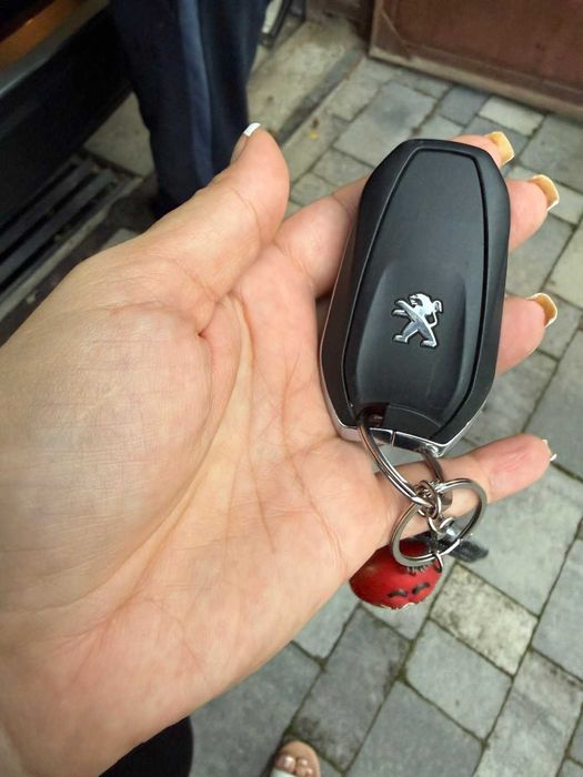 автомобіль Peugeot e-2008 GT 2020 електромобіль