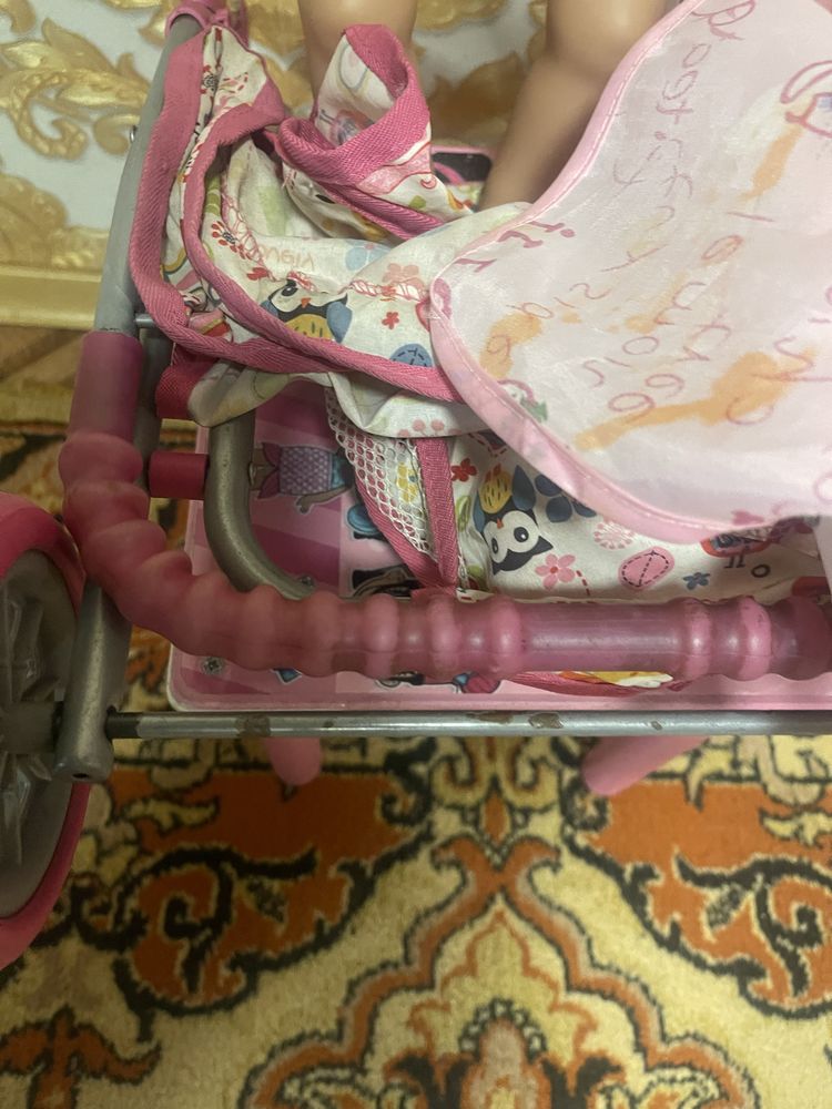 Коляски, стілець і лялька