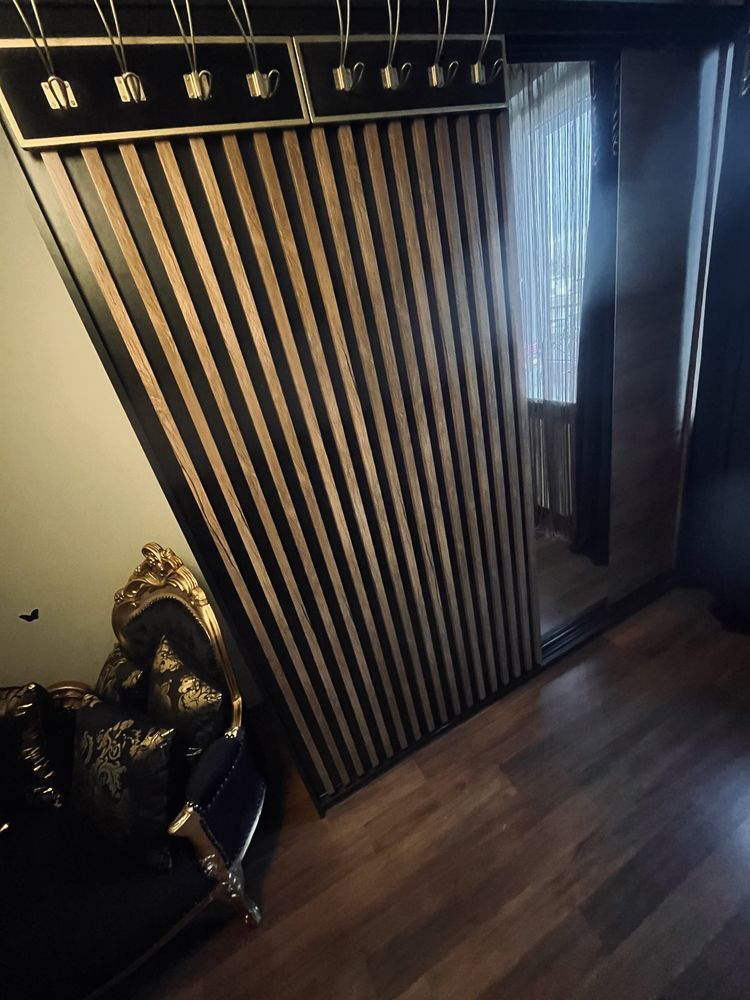 Piękna szafa z lustrem przesuwna lamele 3D czarna wieszaki złote LED