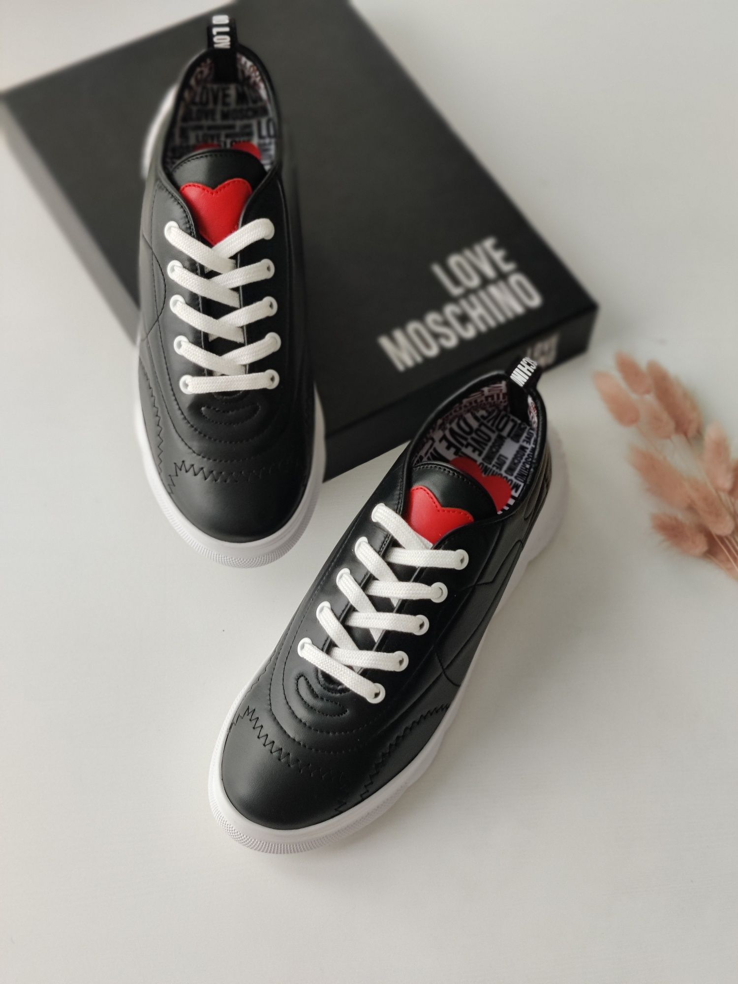 Чорні шкіряні кросівки бренд Love Moschino розмір 40