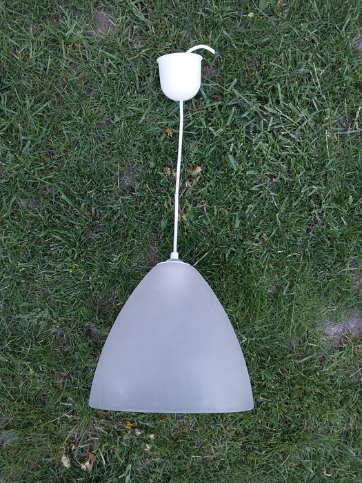 Lampa wisząca ze szklanym kloszem