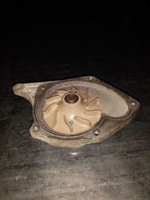 Продам помпу водяной насос для дизеля K9K 1.5 DCI Renault Kangoo Citan