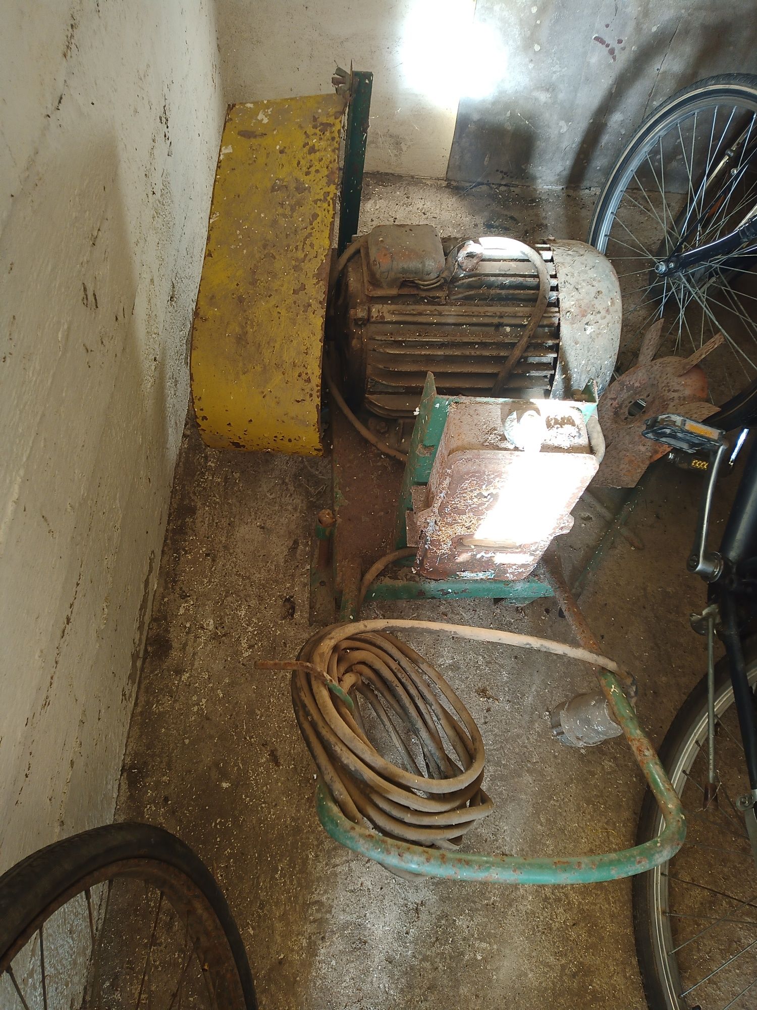 Silnik trójfazowy 7,5 kW + wózek do pasa transmisyjnego