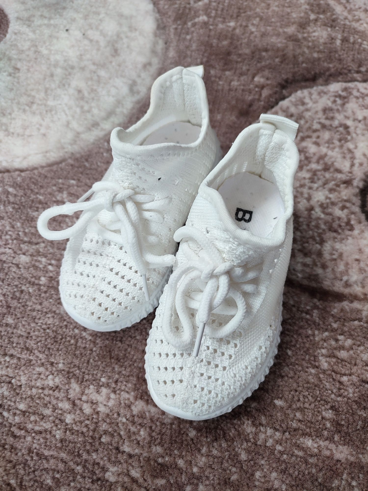 Білі кросівки з сіточкою