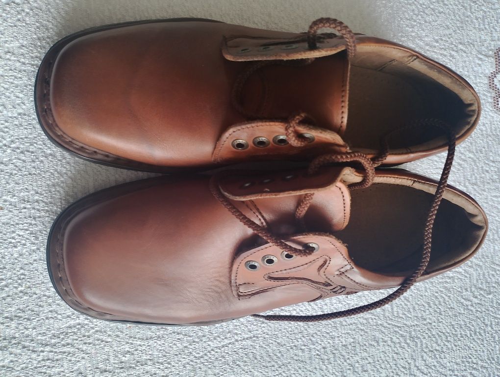 Buty  męskie nowe skóra naturalna rozmiar 43 wkładkę 27