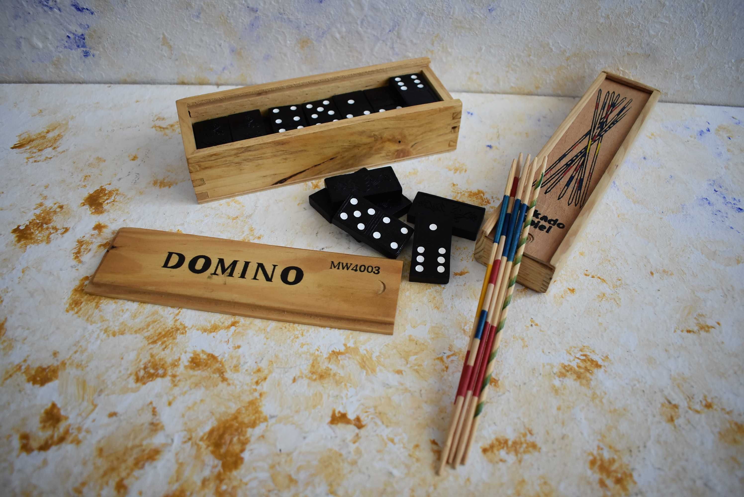 Domino i bierki w drewnianych pudełkach