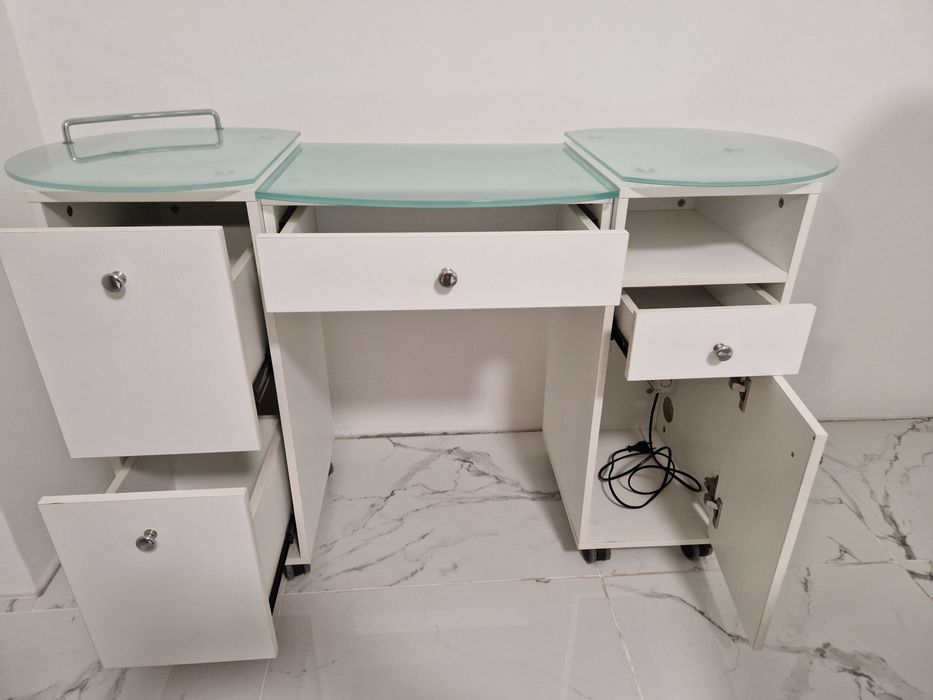 Biurko kosmetyczne do manicure